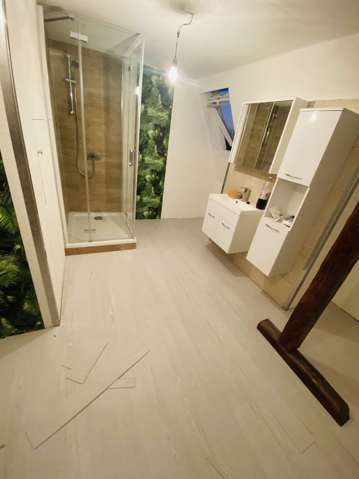 Fertig saniertes Badezimmer mit Dusche und neuem Boden